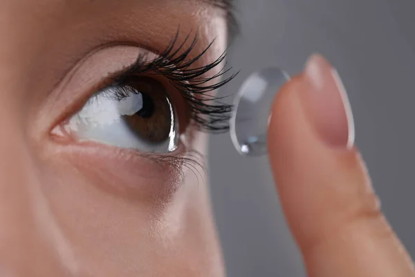 Nahaufnahme Einer Jungen Frau Die Kontaktlinse Auf Grauem Hintergrund Einsetzt — Stockfoto