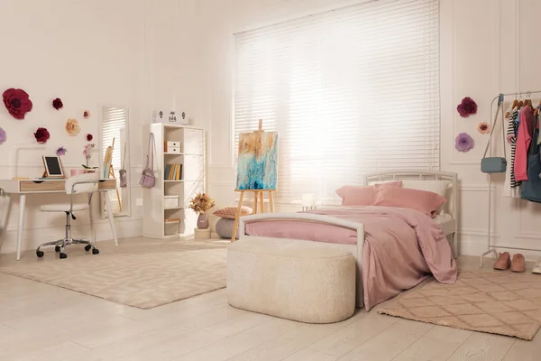Stilvolles Teenager Zimmer Interieur Mit Computer Bequemem Bett Und Staffelei — Stockfoto