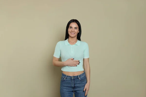 ベージュの背景にお腹に触れた幸せな女性 健康的な胃の概念 — ストック写真