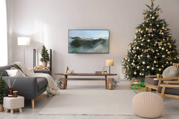 Moderner Fernseher Heller Wand Weihnachtlich Dekorierten Zimmer — Stockfoto