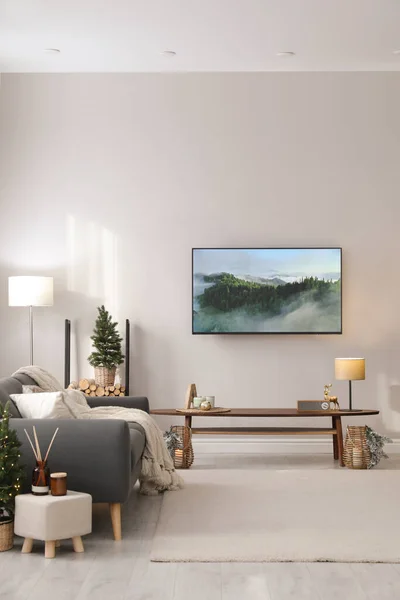 Moderno Televisor Pared Luz Habitación Decorada Para Navidad — Foto de Stock