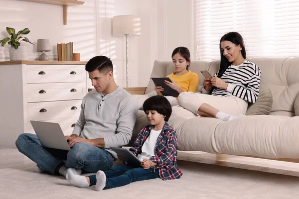 Závislost Internetu Rodina Různými Gadgets Obývacím Pokoji — Stock fotografie