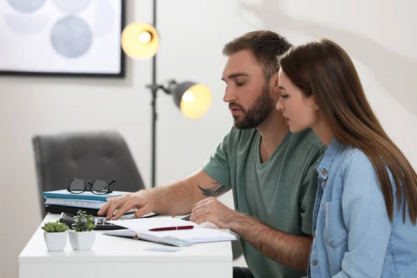 Casal Jovem Discutindo Orçamento Familiar Casa — Fotografia de Stock