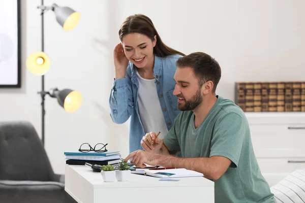 Casal Jovem Discutindo Orçamento Familiar Casa — Fotografia de Stock