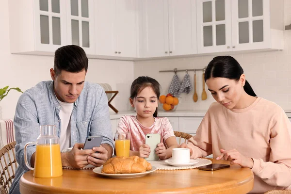 Závislost Internetu Rodina Chytrými Telefony Stolu Kuchyni — Stock fotografie