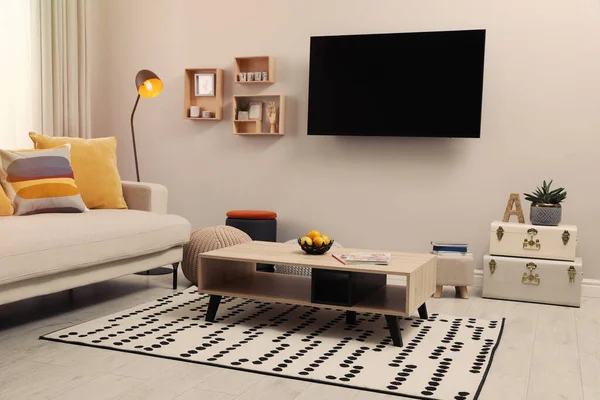 モダンなテレビ 快適なソファ リビングルームの装飾要素 — ストック写真