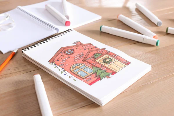 Schetsboek Met Prachtige Tekening Van Huis Viltstiften Houten Tafel — Stockfoto