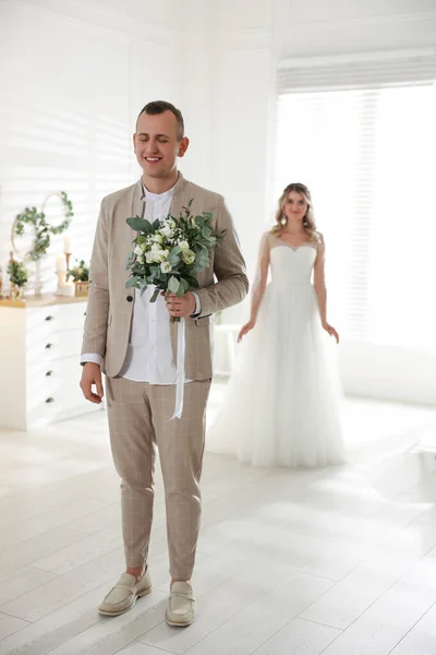 Bruidegom Met Gesloten Ogen Wachtend Zijn Mooie Bruid Binnen Eerste — Stockfoto