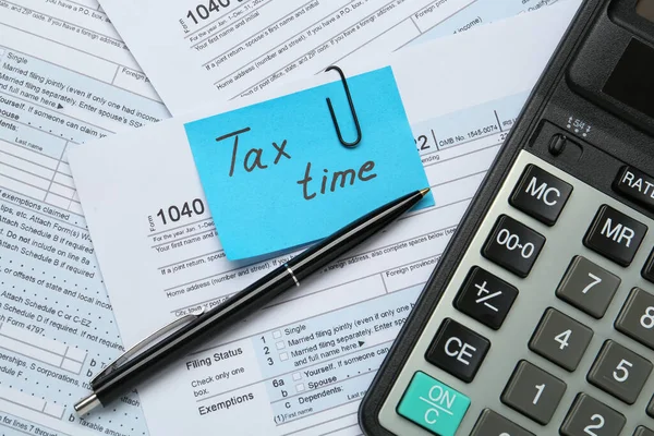 Påminnelse Med Ord Tax Time Penna Och Miniräknare Dokument Platt — Stockfoto