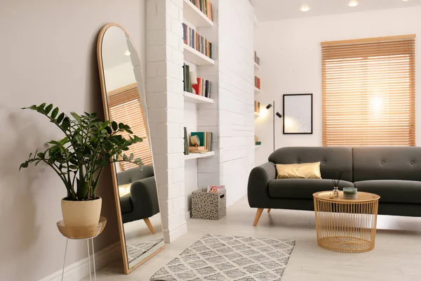 大きなスタイリッシュなミラーと快適な家具とモダンなリビングルームのインテリア — ストック写真