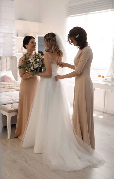 Glückliche Braut Mit Blumenstrauß Und Brautjungfern Heimischen Zimmer Hochzeitstag — Stockfoto