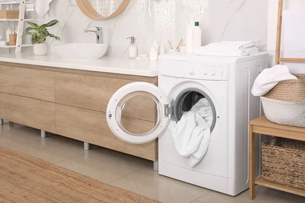 Interior Elegante Banheiro Com Máquina Lavar Roupa Moderna — Fotografia de Stock