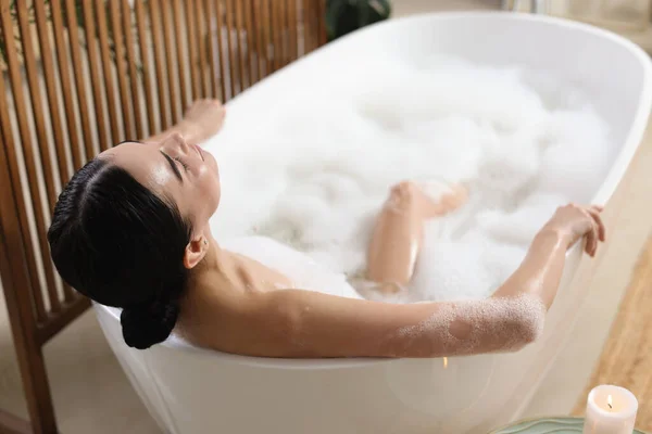 Hermosa Mujer Joven Tomando Baño Burbujas Casa —  Fotos de Stock