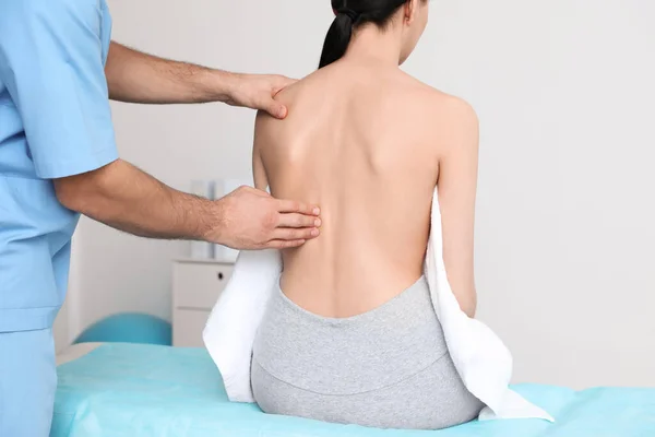 Ortopedista Examinando Espalda Mujer Clínica Primer Plano Tratamiento Escoliosis —  Fotos de Stock