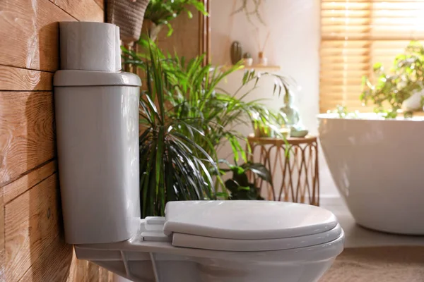 Stilfuld Badeværelse Interiør Med Toilet Skål Grønne Planter - Stock-foto