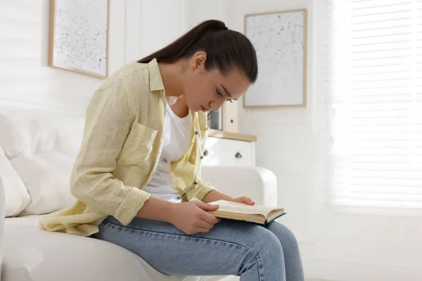 Mujer Joven Con Mala Postura Leyendo Libro Casa — Foto de Stock