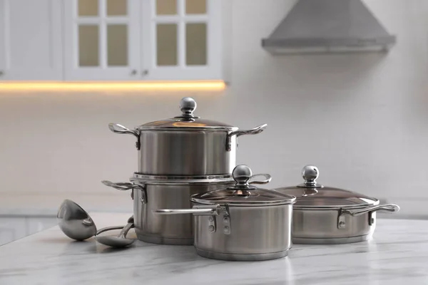 Набір Нового Чистого Посуду Кухонного Посуду Білому Мармурі Приміщенні — стокове фото
