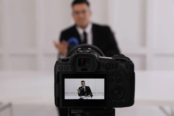 Üzletember Interjút Hivatalos Eseményen Összpontosít Videokamera Képernyő — Stock Fotó