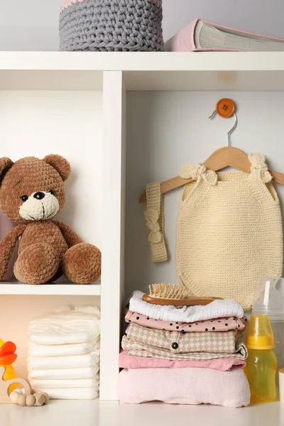 Babykleding Speelgoed Accessoires Wit Rek — Stockfoto