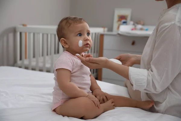 Moeder Aanbrengen Hydraterende Crème Haar Kleine Baby Thuis Close — Stockfoto