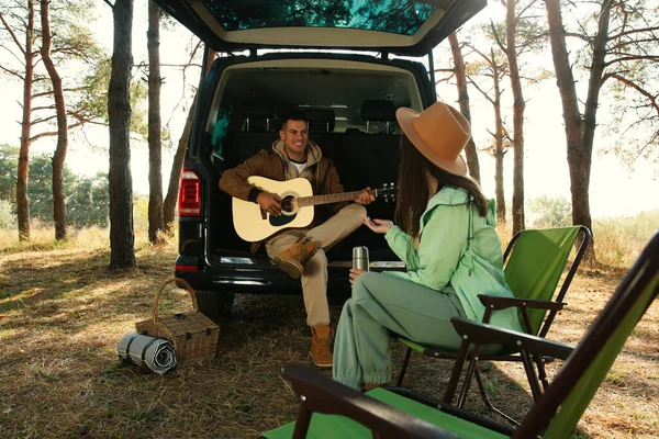 野营场地的吉他 野餐篮和椅子组合 — 图库照片