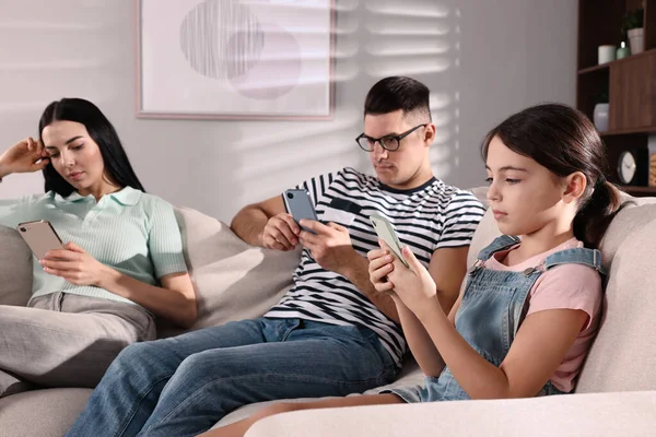 Internetsucht Familie Mit Verschiedenen Gadgets Auf Dem Heimischen Sofa — Stockfoto