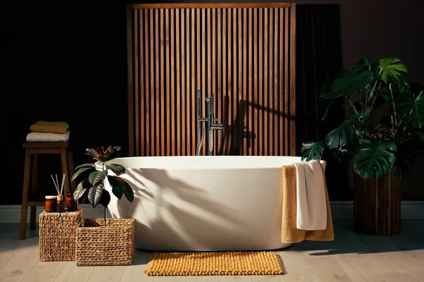Interior Acolhedor Casa Banho Com Banheira Cerâmica Elegante — Fotografia de Stock