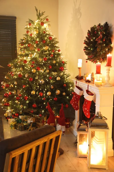 美しいクリスマスツリーと暖炉付きの居心地の良い部屋のインテリア — ストック写真
