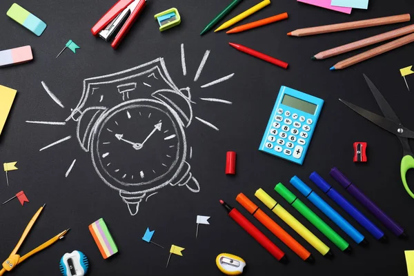 Düz Kompozisyon Farklı Kırtasiye Malzemesi Karatahtaya Alarm Saati Çizilmiş Okul — Stok fotoğraf