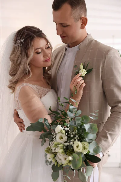 Gelukkige Bruidegom Met Boeket Bruid Binnen Huwelijksdag — Stockfoto