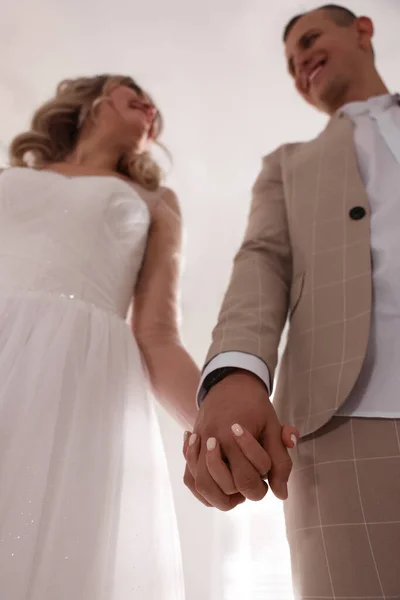 Menyasszony Vőlegény Kéz Kézben Alacsony Látószögű — Stock Fotó