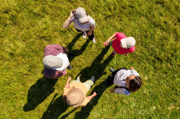 Top Antenn Syn Människor Som Står Cirkel Grönt Gräs Drönarfotografering — Stockfoto