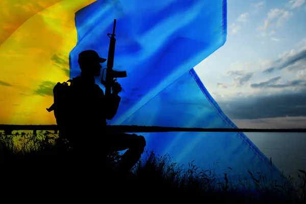 Zakończyć Wojnę Ukrainie Sylwetka Uzbrojonego Żołnierza Zewnątrz Flagi Ukraińskiej Efekt — Zdjęcie stockowe