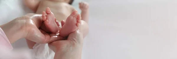 Anne Sevimli Bebeğine Yağ Ile Masaj Yapıyor Yakın Plan Metin — Stok fotoğraf