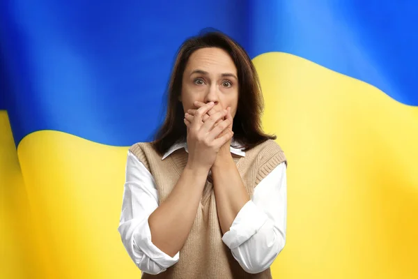 Reife Frau Mit Angst Und Nationalflagge Hintergrund Krieg Der Ukraine — Stockfoto