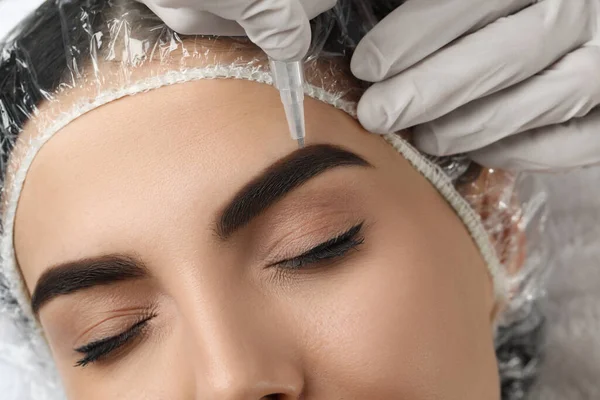 Mladá Žena Podstupující Proceduru Permanentního Make Upu Obočí Salonu Detailní — Stock fotografie