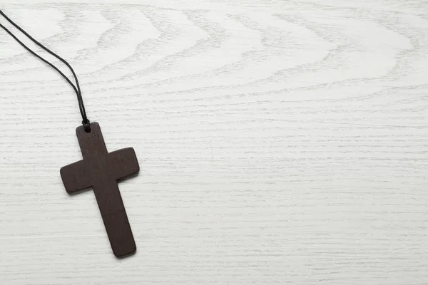 Tahta Hıristiyan Haçı Beyaz Masada Üst Manzara Metin Için Boşluk — Stok fotoğraf