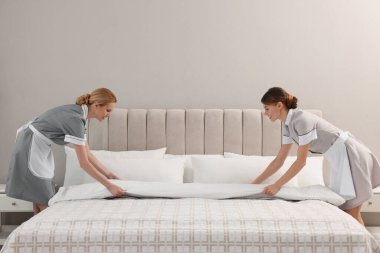 Profesyonel Room'da otel odasında yatak yapma