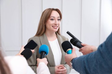 Mutlu iş kadını resmi etkinlikte gazetecilere röportaj veriyor