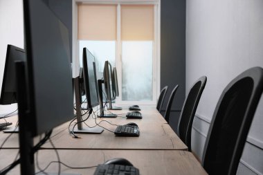 Açık uzay ofisindeki birçok modern bilgisayar