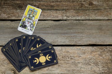 Savaş Arabası ve diğer tarot kartları ahşap masada, düz yatıyordu. Metin için boşluk