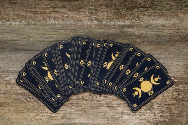 Tarot kartları ahşap masada, üst manzara. Ters taraf