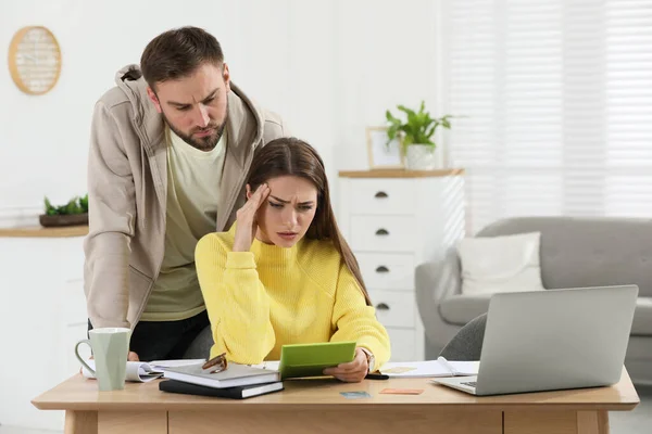 Jonge Paar Bespreken Gezinsbudget Aan Tafel Woonkamer — Stockfoto