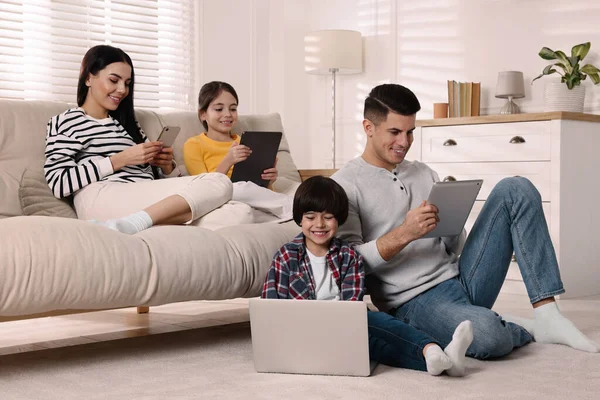 Závislost Internetu Rodina Různými Gadgets Obývacím Pokoji — Stock fotografie