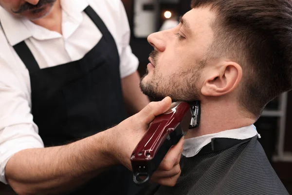 Coiffeur Professionnel Travaillant Avec Client Dans Salon Coiffure Gros Plan — Photo