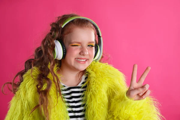 Aranyos Indie Lány Fülhallgató Rózsaszín Háttér — Stock Fotó