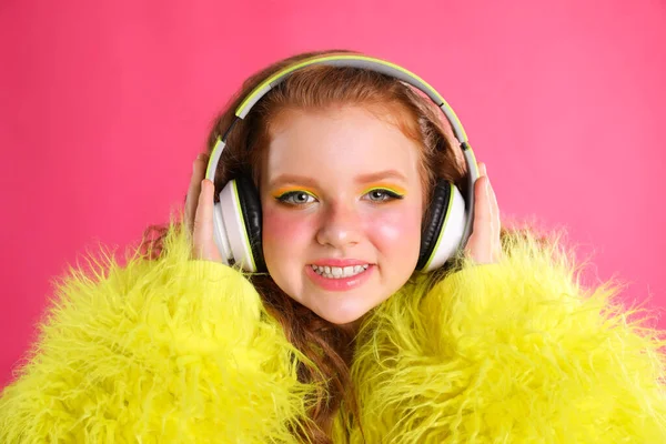 Pembe Arka Planda Kulaklıkları Olan Sevimli Bağımsız Kız — Stok fotoğraf