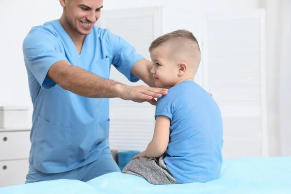 Ortopedista Examinando Niño Clínica Tratamiento Escoliosis —  Fotos de Stock