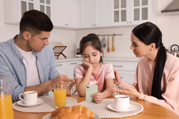 Uzależnienie Internetu Rodzice Besztają Córkę Podczas Korzystania Smartfona Przy Stole — Zdjęcie stockowe