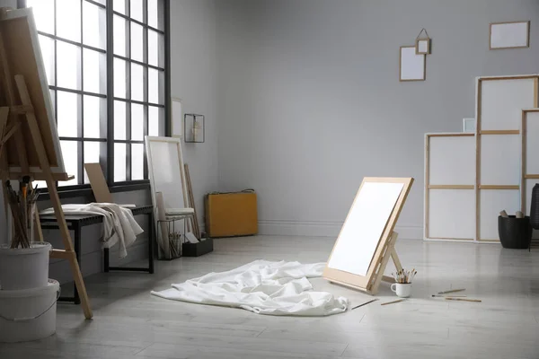 Stijlvolle Artist Studio Interieur Met Canvas Witte Stof Penselen — Stockfoto